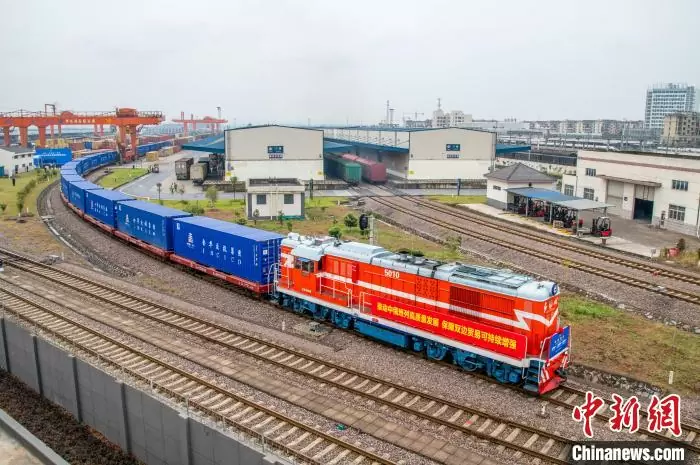 Первый поезд из Китая в Европу с платформы Цзиньдун