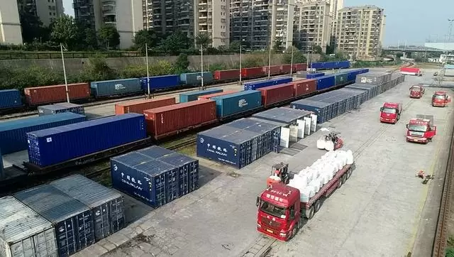 Поезда с контейнерами для загрузки